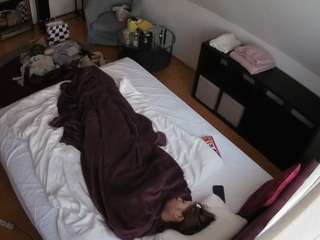 voyeurcam-julmodels-whitebed-2 webcam