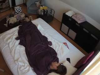voyeurcam-julmodels-whitebed-2 webcam