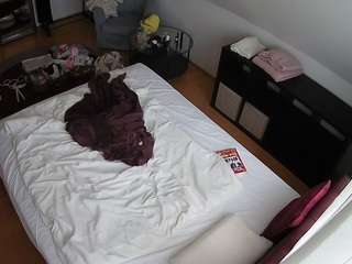 voyeurcam-julmodels-whitebed-2 webcam