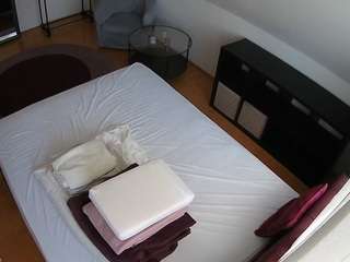 voyeurcam-julmodels-whitebed-2 webcam