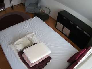voyeurcam-julmodels-whitebed-2 webcam