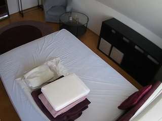 voyeurcam-julmodels-whitebed-2 webcam