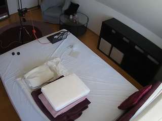 voyeurcam-julmodels-whitebed-2 webcam
