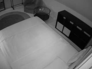 voyeurcam-julmodels-whitebed-2