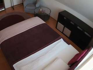 voyeurcam-julmodels-whitebed-2