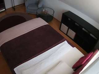voyeurcam-julmodels-whitebed-2