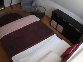 voyeurcam-julmodels-whitebed-2 webcam