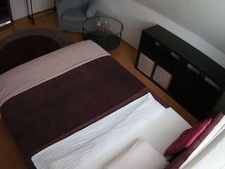 このモデルは現在ライブ中です。 voyeurcam-julmodels-whitebed-2