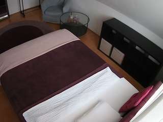 Dieses Model ist jetzt live. voyeurcam-julmodels-whitebed-2