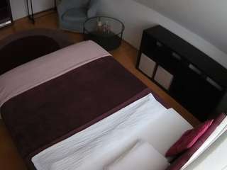 Este modelo está en vivo ahora. voyeurcam-julmodels-whitebed-2