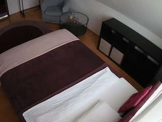 Questo modello è in diretta ora. voyeurcam-julmodels-whitebed-2