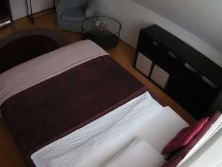 Este modelo está ao vivo agora. voyeurcam-julmodels-whitebed-2