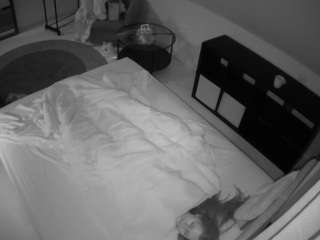 该模特正在直播。 voyeurcam-julmodels-whitebed-2