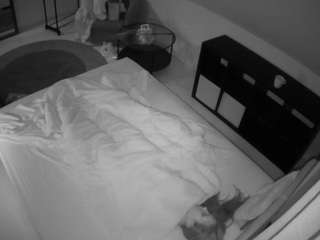 voyeurcam-julmodels-whitebed-2