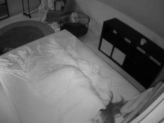 Este modelo está en vivo ahora. voyeurcam-julmodels-whitebed-2
