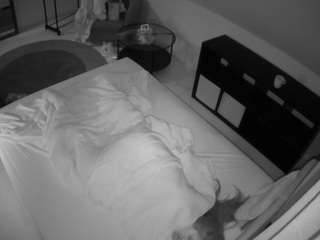 Este modelo está ao vivo agora. voyeurcam-julmodels-whitebed-2
