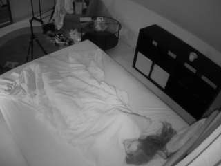 このモデルは現在ライブ中です。 voyeurcam-julmodels-whitebed-2