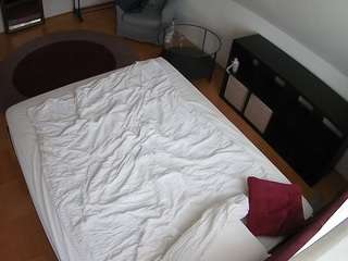 该模特正在直播。 voyeurcam-julmodels-whitebed-2