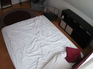 voyeurcam-julmodels-whitebed-2