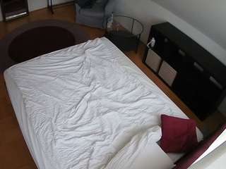 यह मॉडल अभी लाइव है. voyeurcam-julmodels-whitebed-2
