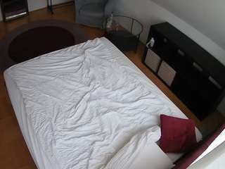 voyeurcam-julmodels-whitebed-2