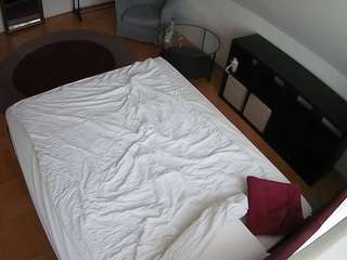 Dit model is nu live. voyeurcam-julmodels-whitebed-2