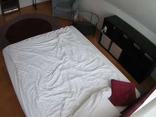 voyeurcam-julmodels-whitebed-2