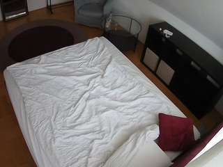Ten model jest teraz na żywo. voyeurcam-julmodels-whitebed-2
