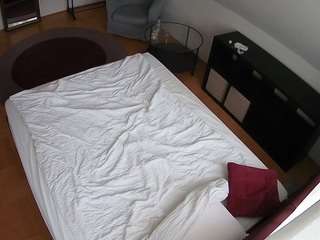 voyeurcam-julmodels-whitebed-2