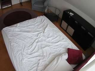 Acest model este live acum. voyeurcam-julmodels-whitebed-2