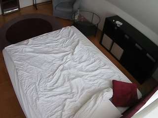 Este modelo está ao vivo agora. voyeurcam-julmodels-whitebed-2