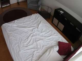 Mẫu này đang trực tiếp. voyeurcam-julmodels-whitebed-2