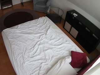 voyeurcam-julmodels-whitebed-2