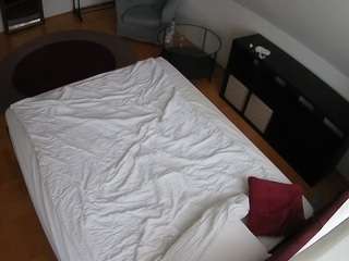 voyeurcam-julmodels-whitebed-2