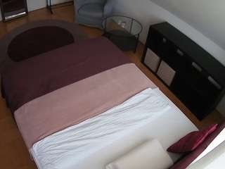 voyeurcam-julmodels-whitebed-2
