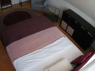 voyeurcam-julmodels-whitebed-2