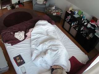 voyeurcam-julmodels-whitebed-2