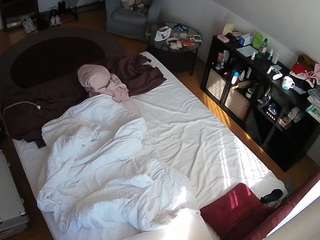 voyeurcam-julmodels-whitebed-2