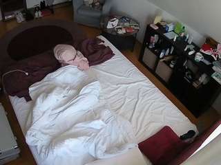 voyeurcam-julmodels-whitebed-2