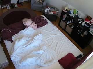 voyeurcam-julmodels-whitebed-2