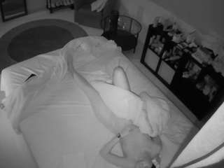 voyeurcam-julmodels-whitebed-2
