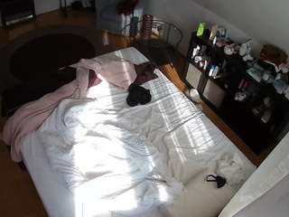 voyeurcam-julmodels-whitebed-2 webcam