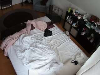 voyeurcam-julmodels-whitebed-2