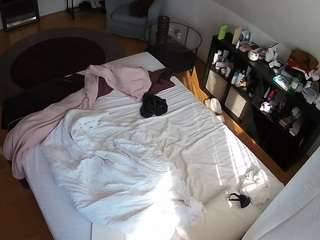 voyeurcam-julmodels-whitebed-2