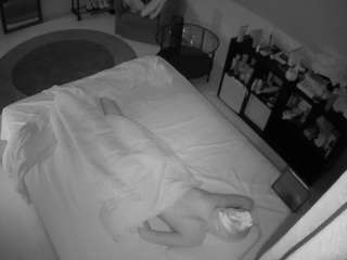 voyeurcam-julmodels-whitebed-2