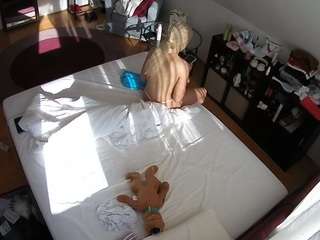 voyeurcam-julmodels-whitebed-2