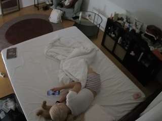 voyeurcam-julmodels-whitebed-2