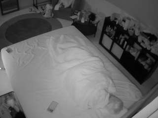 voyeurcam-julmodels-whitebed-2