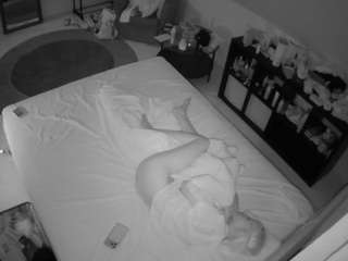 voyeurcam-julmodels-whitebed-2