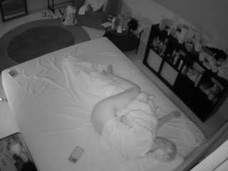 voyeurcam-julmodels-whitebed-2